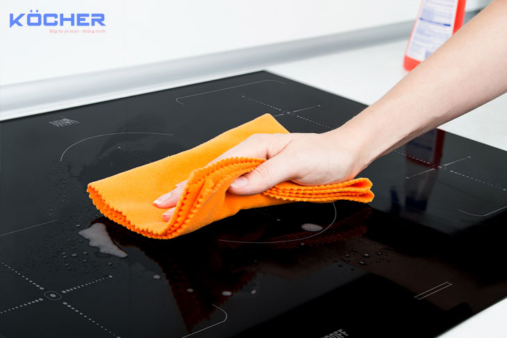 Sử dụng khăn vải vệ sinh bếp từ ngay khi nấu xong