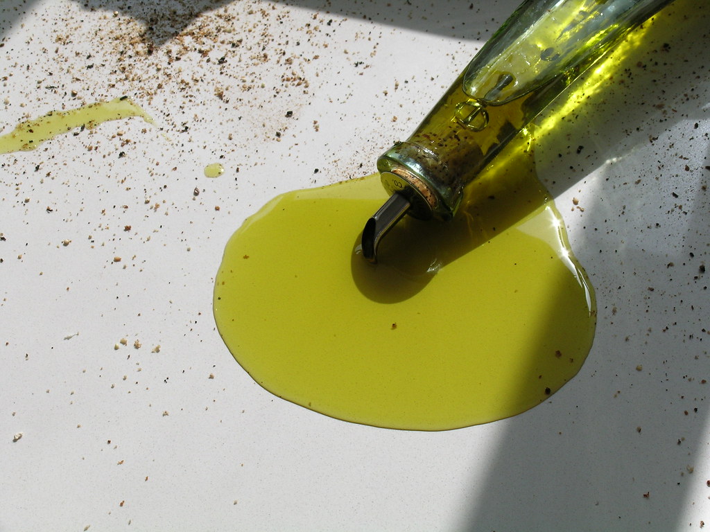 Cách tẩy dầu ăn trên sàn nhà