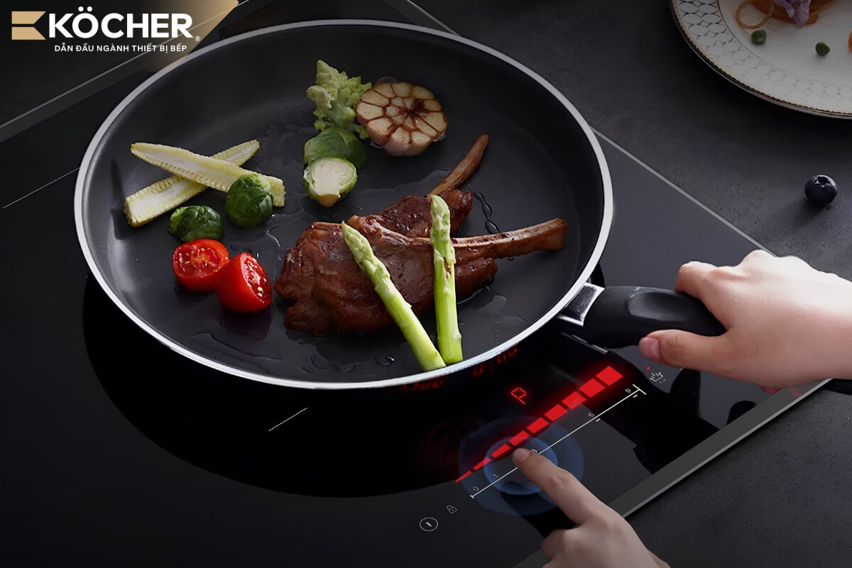 Không nên lật miếng thịt liên tục nhiều lần. Hãy đợi cho đến khi mặt dưới của thịt chín vàng đều, sém cạnh hoàn toàn rồi mới lật sang mặt còn lại