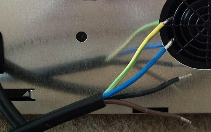Lấy băng dính cách điện để quấn riêng các cặp đầu dây lại với nhau