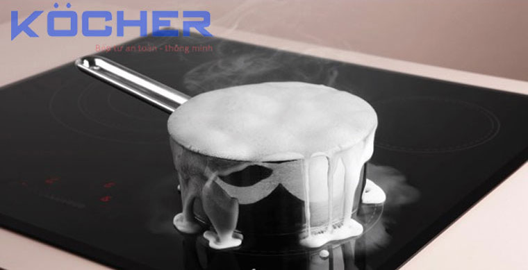 Bếp từ báo lỗi F do bề mặt bếp bị ướt hoặc có vật cản