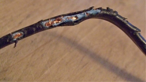 bep-tu-bi-ro-dien-do-day-dien-bi-ho Bếp từ bị rò điện do hở dây điện