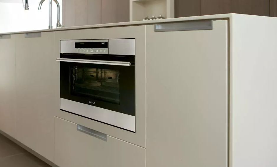 Có nên đặt lò vi sóng dưới bếp từ