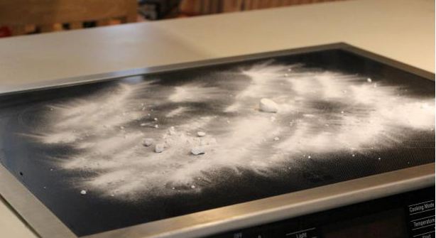 lam-sach-bep-hong-ngoai-bi-chay-mat-kinh-bang-baking-soda Làm sạch bếp hồng ngoại bị cháy mặt kính bằng baking soda