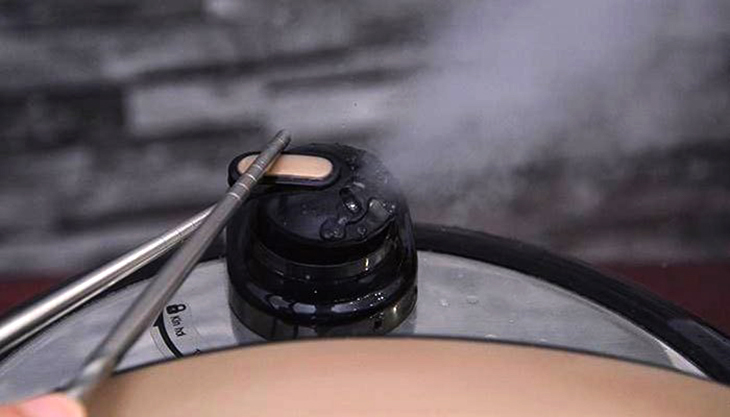 Nồi áp suất điện bị xì hơi do van xả áp hở Nồi áp suất điện bị xì hơi do van xả áp hở