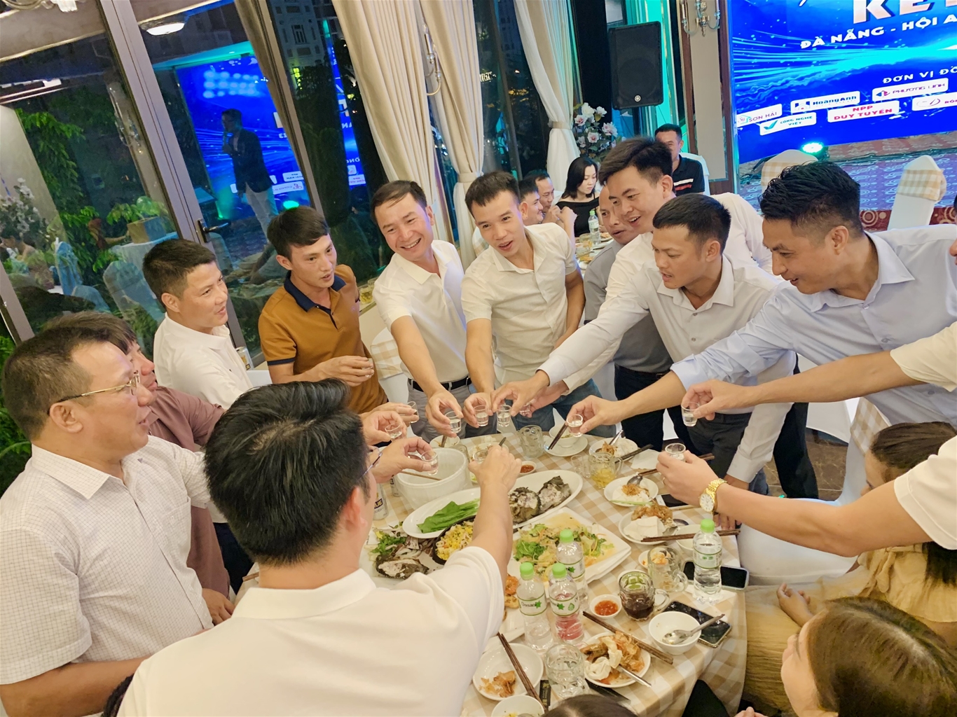 z4596735316383_89d4b5b8820d85371c05ab9513b1569b Mọi người cùng nâng ly chúc mừng