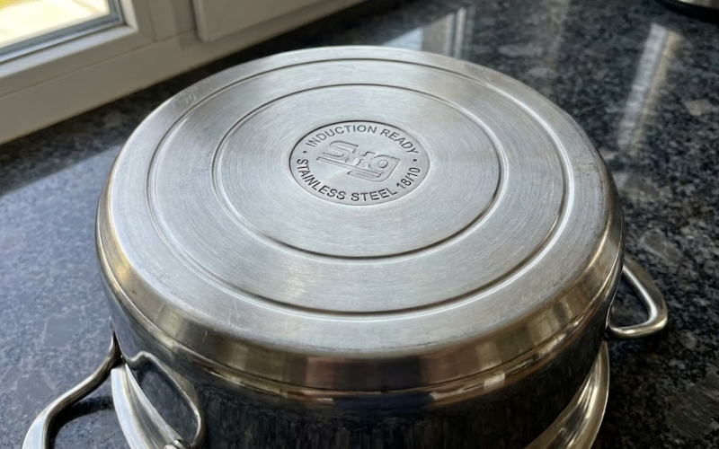 Đáy nồi có hàm lượng sắt từ cao là yếu tố then chốt giúp bếp từ nhận diện và truyền nhiệt hiệu quả nhất.