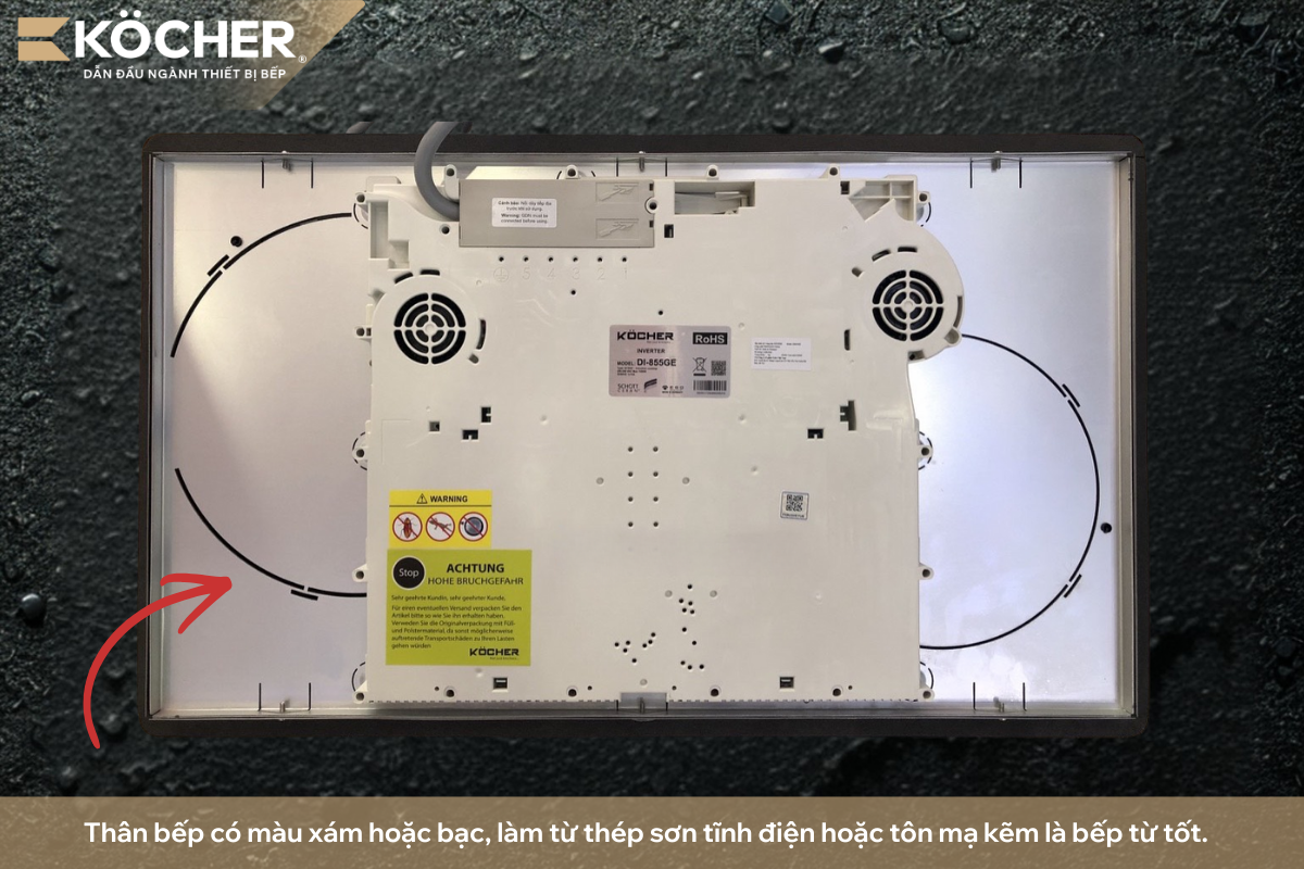 Bạn quan sát mặt đáy bếp, nếu thân bếp có màu xám hoặc bạc, làm từ thép sơn tĩnh điện hoặc tôn mạ kẽm, cứng và chắc tay, đó là dấu hiệu nhận biết bếp từ tốt.