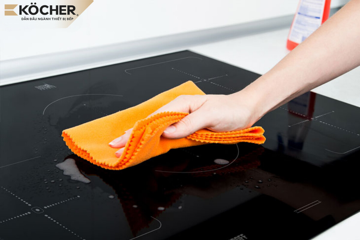Vệ sinh nước hoặc dầu mỡ trên mặt kính có thể khắc phục lỗi bếp từ bị chập chờn