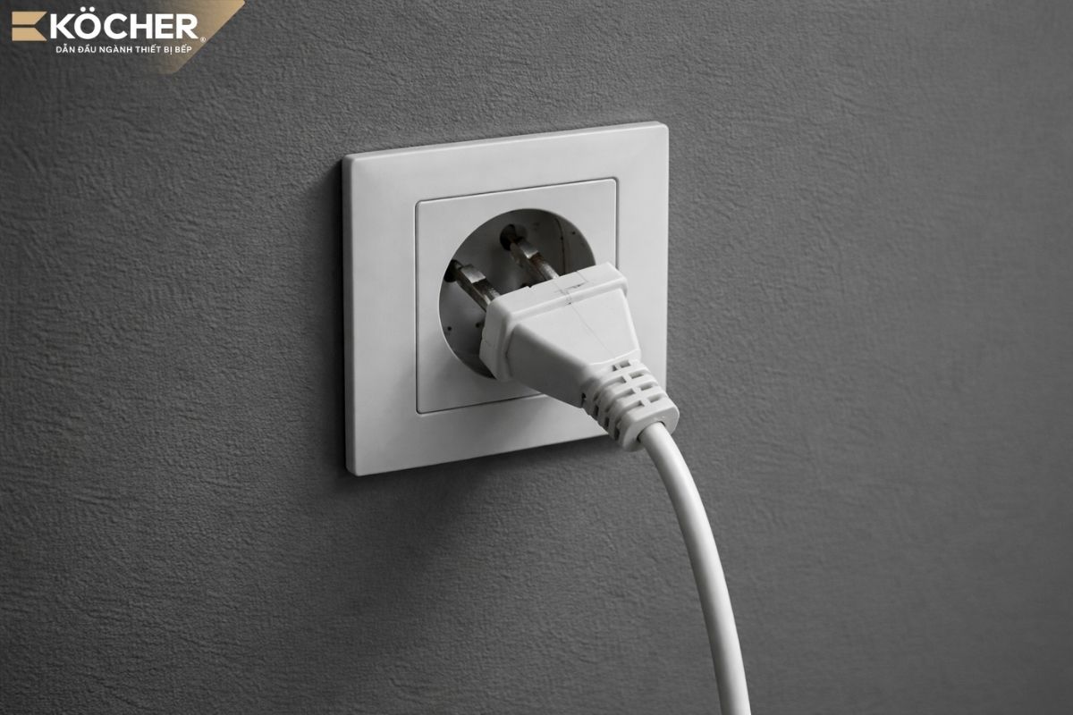 Ổ cắm lỏng lẻo có thể là nguyên nhân khiến bếp từ bị chập chờn