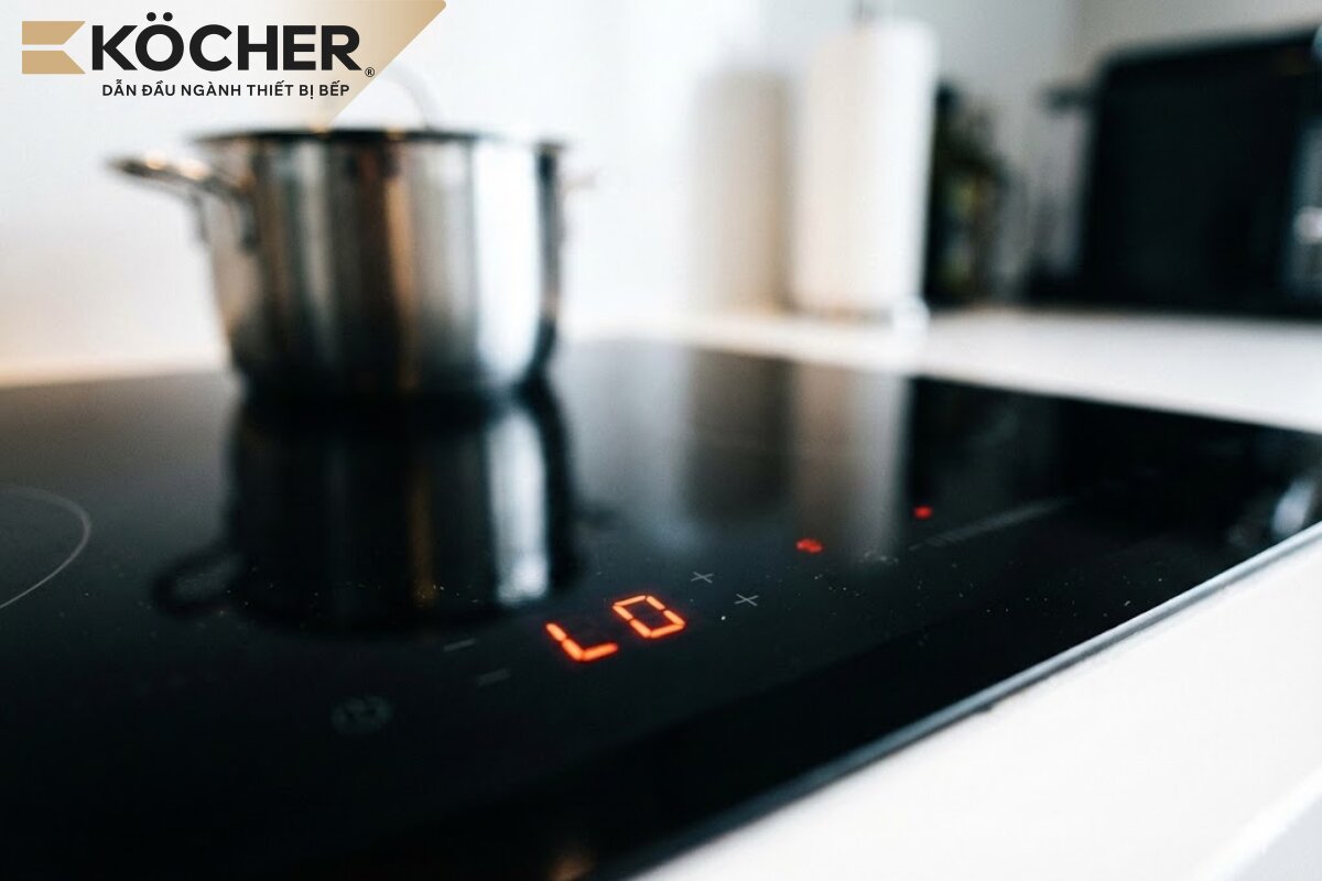 Bếp từ hiện chữ “LO”, "LOc", "L" hay biểu tượng ổ khoá là do tính năng khóa an toàn trẻ em đang được kích hoạt.