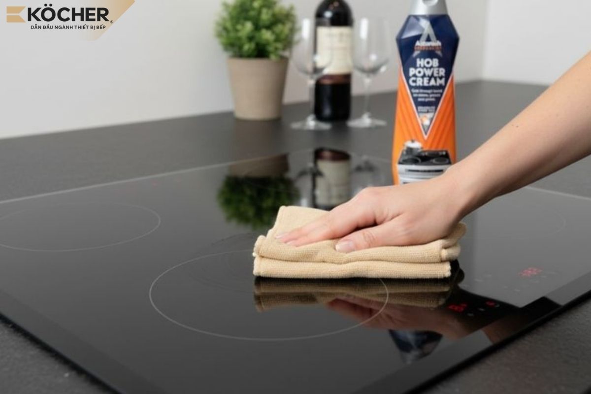 Làm sạch bếp bằng sản phẩm chuyên dụng.