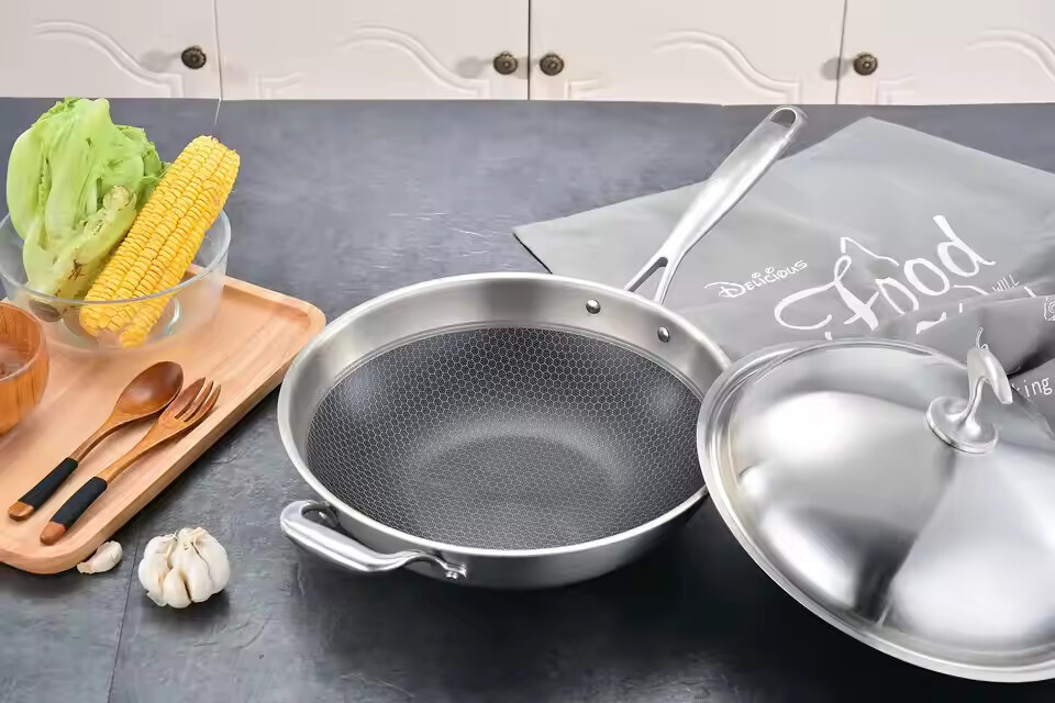 Bạn không nên sử dụng chảo chất lượng kém với bếp từ. (Nguồn ảnh: Internet)