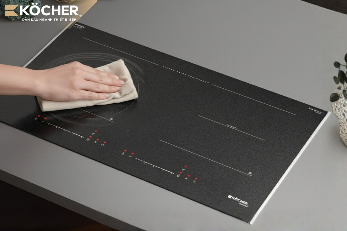 Bạn nên lau bếp sau khi nấu để loại bỏ thức ăn và dầu mỡ rơi trên mặt bếp khi nấu ăn.