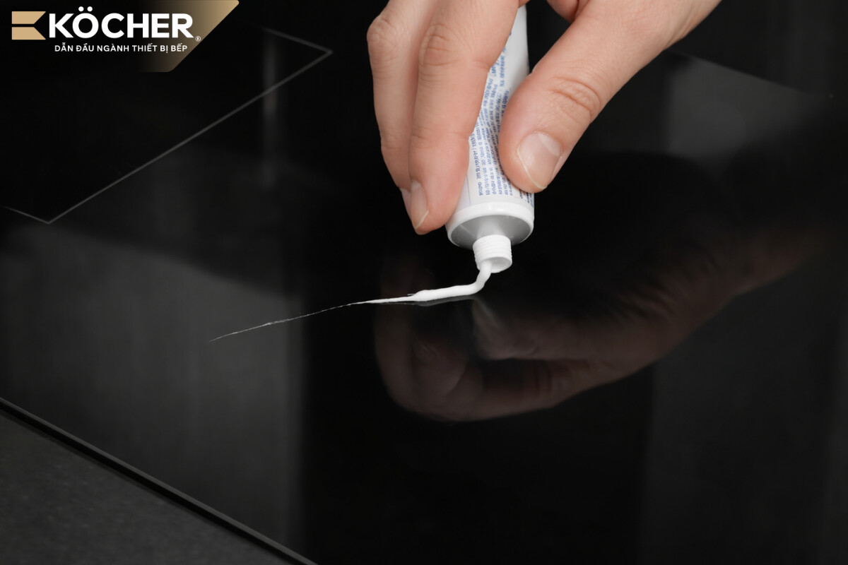 Dùng kem đánh răng để làm mờ vết xước mờ.