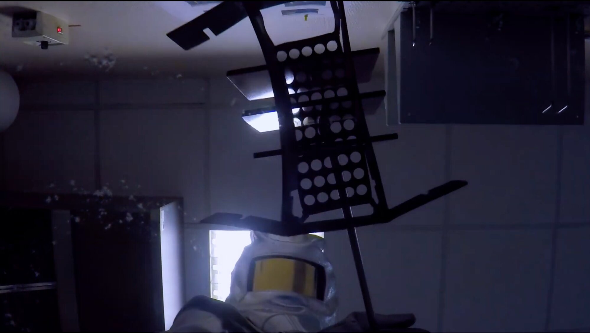 Thí nghiệm test khả năng chịu sốc nhiệt bằng cách đặt kính vào trong lò có nhiệt độ lò: 720 độ C trong 20 phút, ngâm kính trong nước có nhiệt độ 20 độ trong 2 phút, lặp lại quy trình 5 lần nhưng kính không bị nứt vỡ. (Nguồn ảnh: Eurokera)