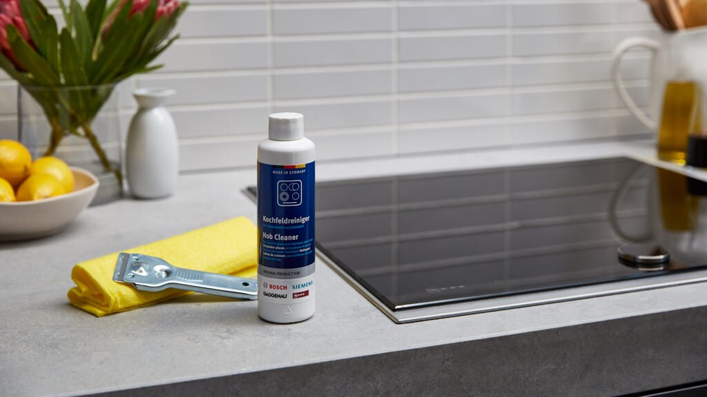 Dùng kem đánh bóng kính chuyên dụng để vệ sinh mặt bếp. (Nguồn ảnh: Internet)