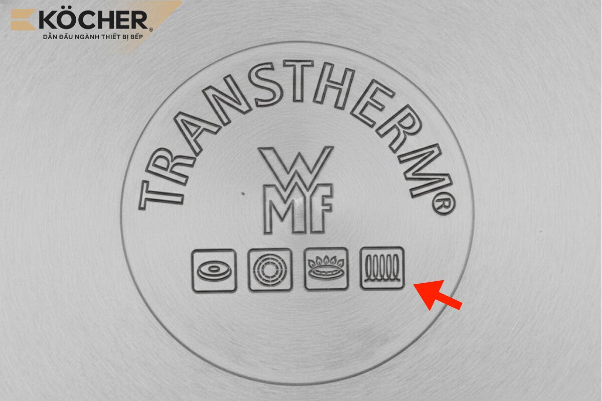 Biểu tượng lò xo dập nổi dưới đáy là dấu hiệu phổ biến nhất để nhận biết chảo dùng cho bếp từ.