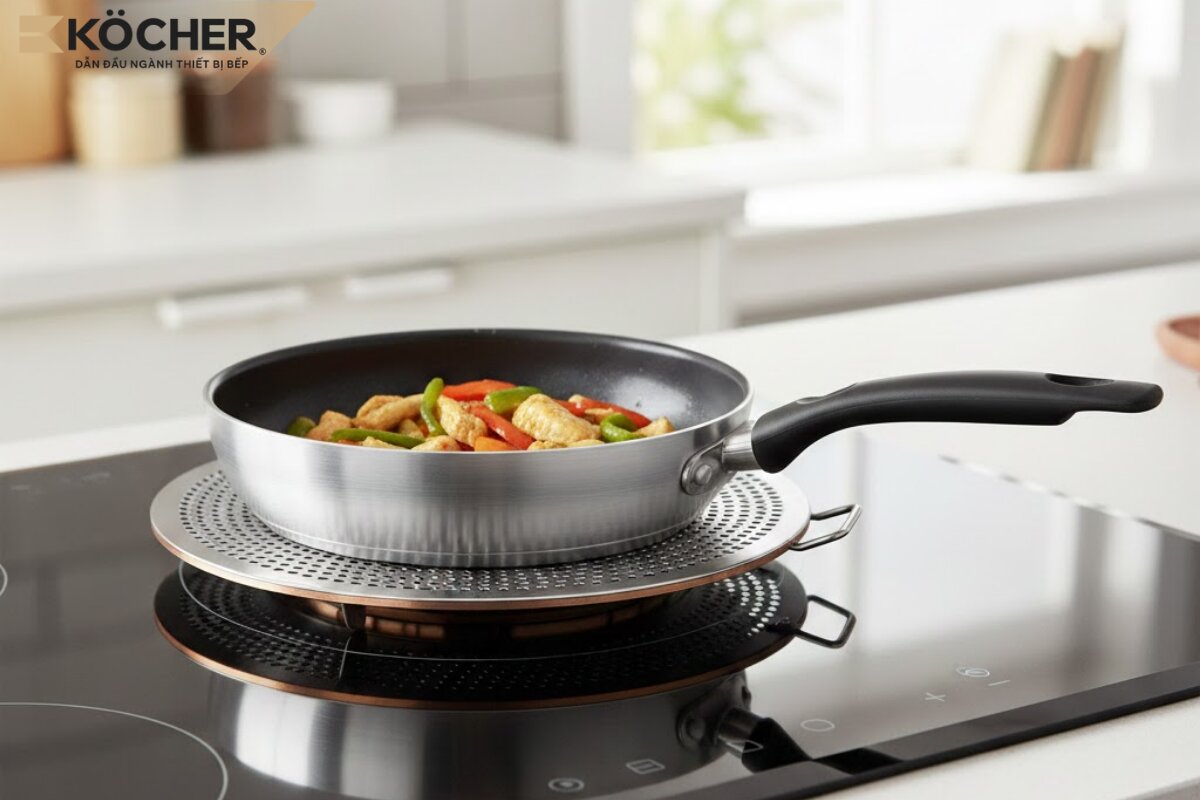 Sử dụng đĩa chuyển nhiệt là giải pháp tạm thời để tận dụng lại các loại nồi chảo cũ.