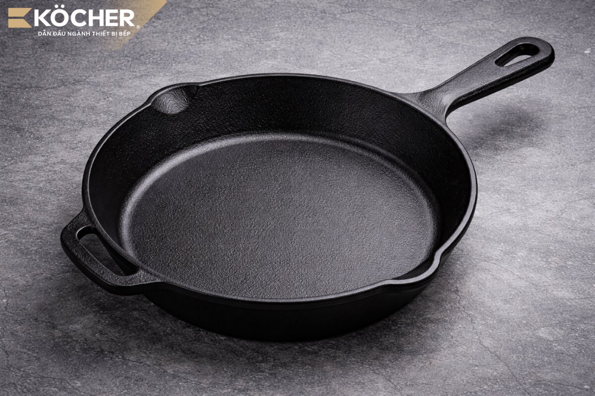 Chảo gang đúc nguyên khối dày dạn và nặng tay giúp bám dính tốt trên mặt kính bếp.