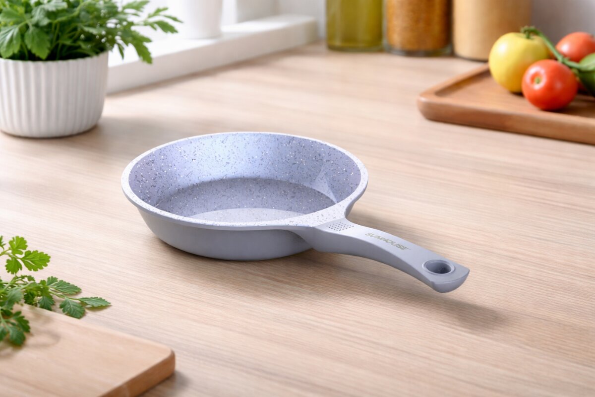 Chảo nhôm Sunhouse SHG1128MMA phủ vân đá cùng tay cầm cách nhiệt tiện dụng. (Nguồn ảnh: Internet)