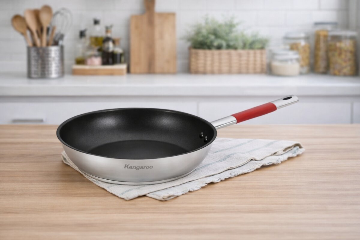 Chảo Kangaroo gọn nhẹ sở hữu đáy từ gắn phẳng cùng tay cầm silicon chống nóng, phù hợp cho nhu cầu chiên rán cơ bản. (Nguồn ảnh: Internet)