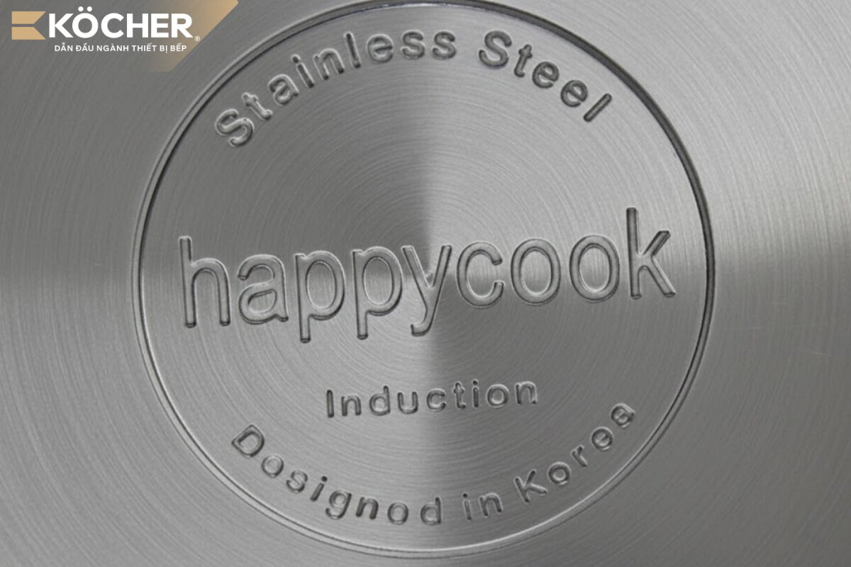 Dòng chữ "Induction" được in dập nổi rõ ràng dưới đáy chảo để khẳng định tính năng bắt từ.