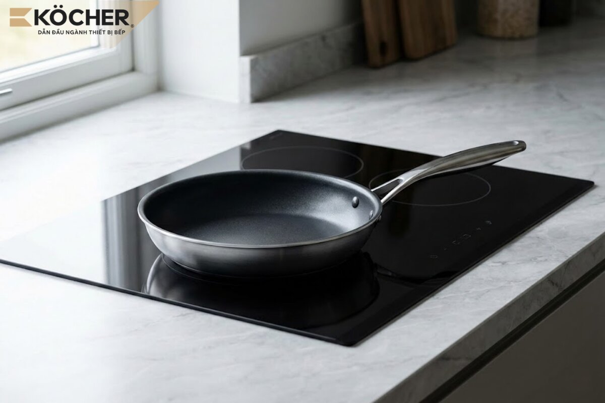 Chảo hợp kim nhôm được gia cố thêm lớp đáy thép không gỉ để tương thích với bếp từ.