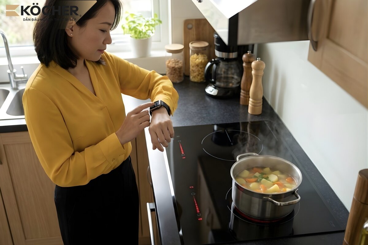 Bếp từ 2000W có hiệu suất truyền nhiệt cao giúp nấu chín thức ăn nhanh chóng mà không gây lãng phí điện năng.