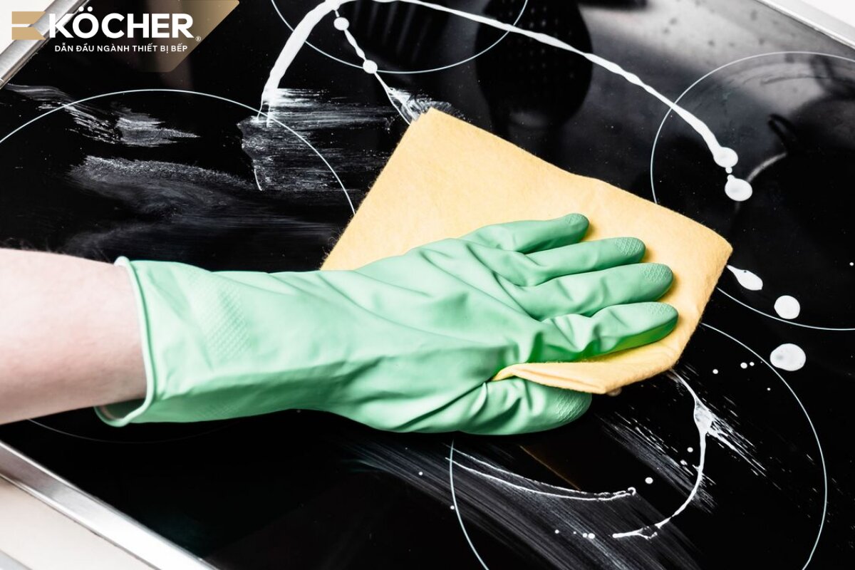 Vệ sinh mặt kính thường xuyên để tránh cặn bẩn bám dính vào mặt kính.