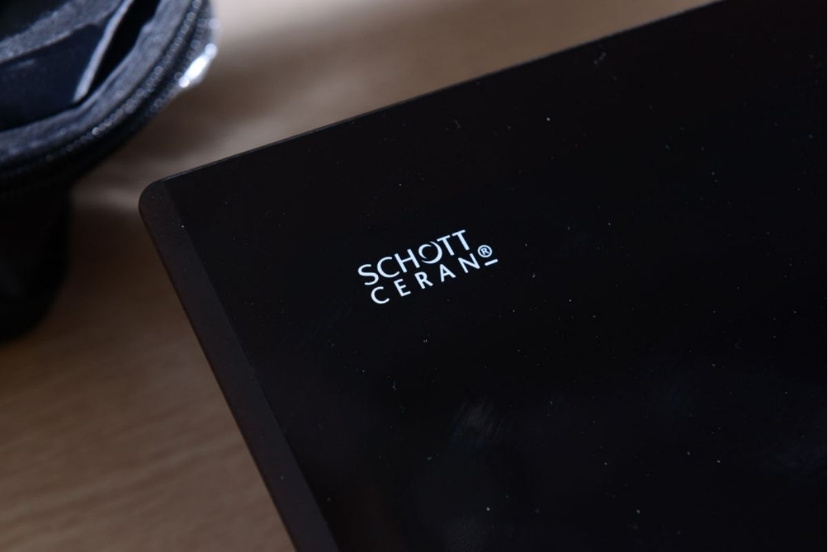 Mặt kính thiết kế với các cạnh được vát chéo từ 15 đến 30 độ.