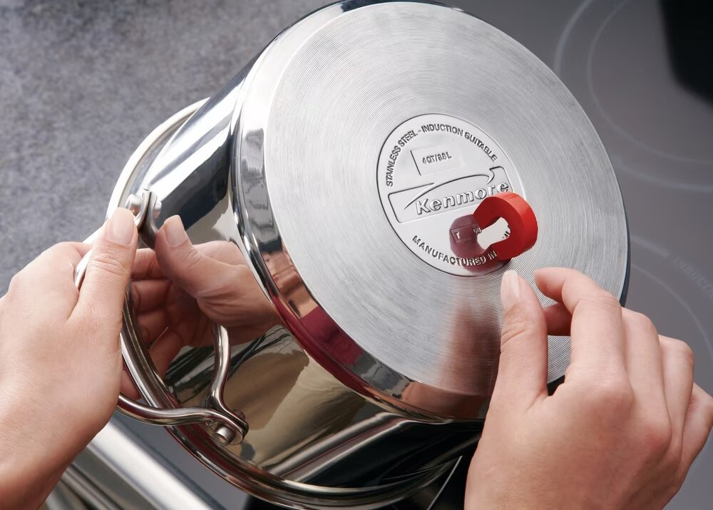 Kiểm tra ký hiệu trên đáy nồi hoặc sử dụng nam châm để biết nồi có đáy bắt từ hay không