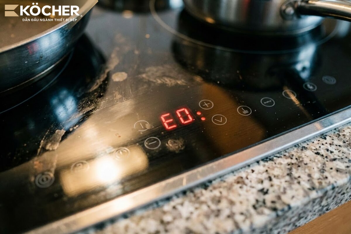 Nước mỡ bám trên mặt bếp có thể làm nhiễu cảm ứng dẫn tới bếp báo lỗi E0