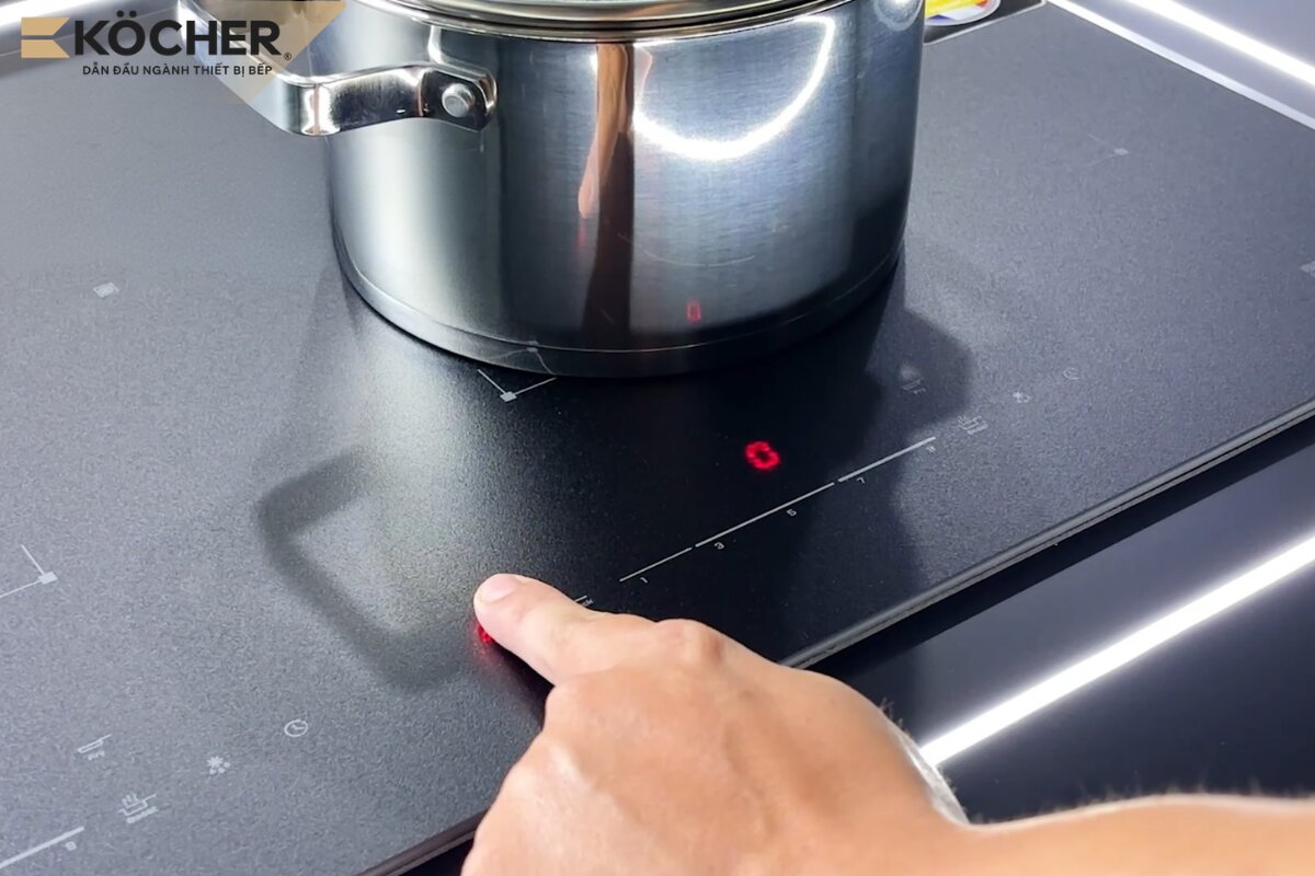 Sau khi bếp đã nguội và nguồn điện ổn định, hãy bật bếp và bắt đầu nấu ở mức công suất trung bình để theo dõi trạng thái hoạt động.