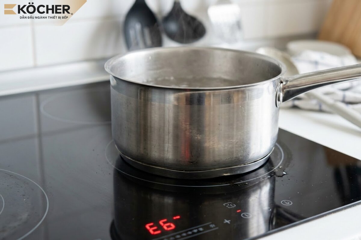 Dùng nồi có đáy bị cong vênh có thể khiến mặt kính tăng cao đột ngột và xuất hiện lỗi E6.