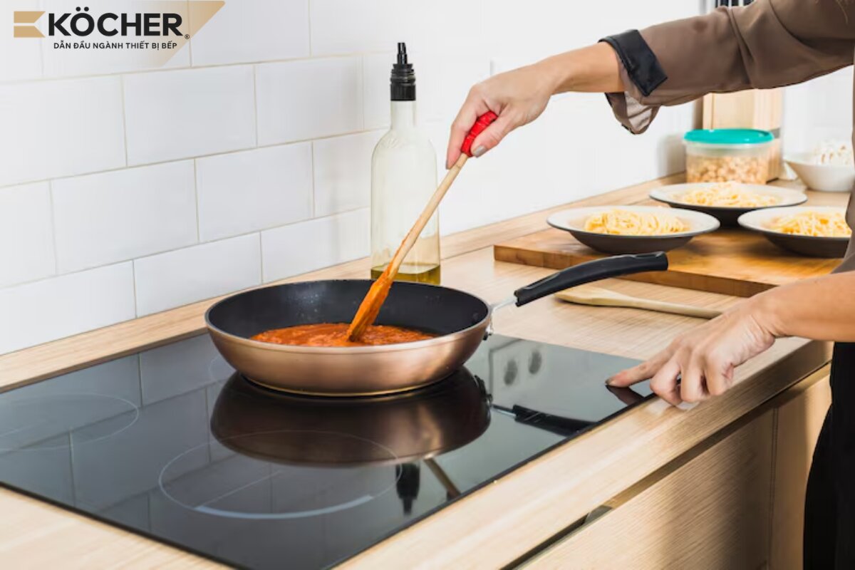 Mặt kính bếp từ chất lượng hoàn toàn cách điện để đảm bảo an toàn cho người dùng.