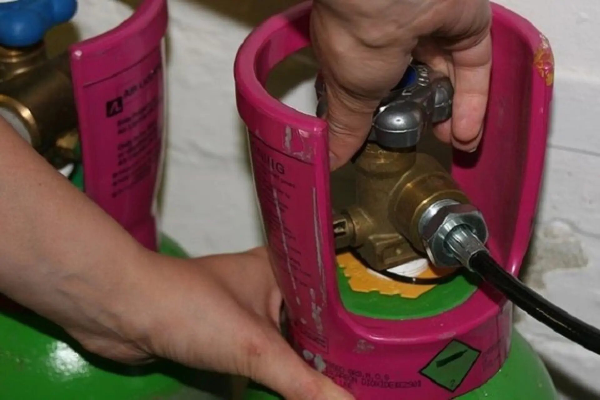 Thông thường, một gia đình cứ 2 - 3 tháng thay một bình ga, mỗi bình ga có giá 350.000 - 500.000 VNĐ. (Nguồn ảnh: Internet)