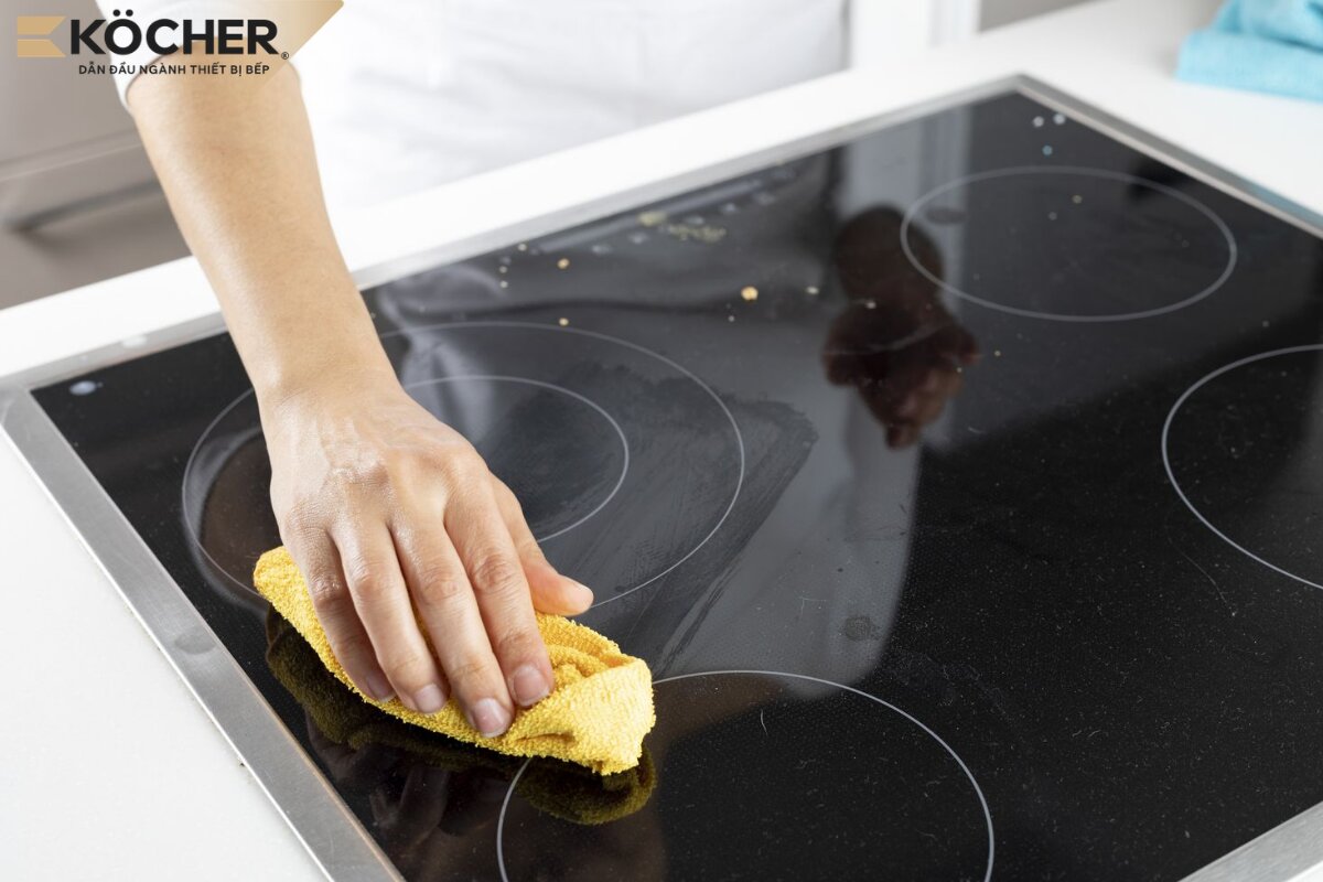 Vệ sinh mặt bếp sạch sẽ để không bị nhiễu tín hiệu.