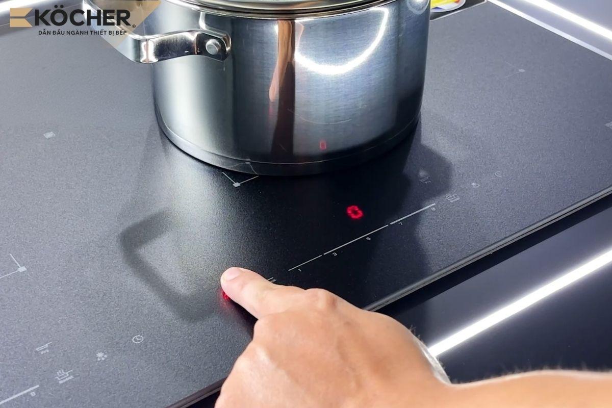 Bật bếp để kiểm tra xem bếp vào điện chưa và có bị rò điện không