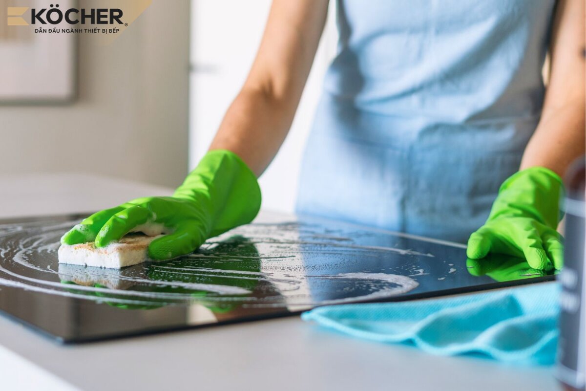 Mặt kính bếp từ sạch hơn vì thức ăn rơi xuống mặt bếp ít bị cháy khét.