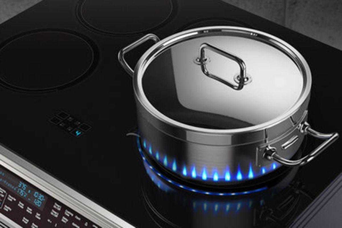 Bếp điện sử dụng hệ thống đèn LED trên mặt bếp để tạo hiệu ứng lửa giả. (Nguồn ảnh: Internet)