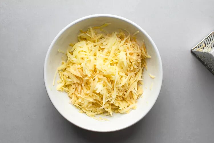 Grating potatoes. (Source: bakinghermann.com)