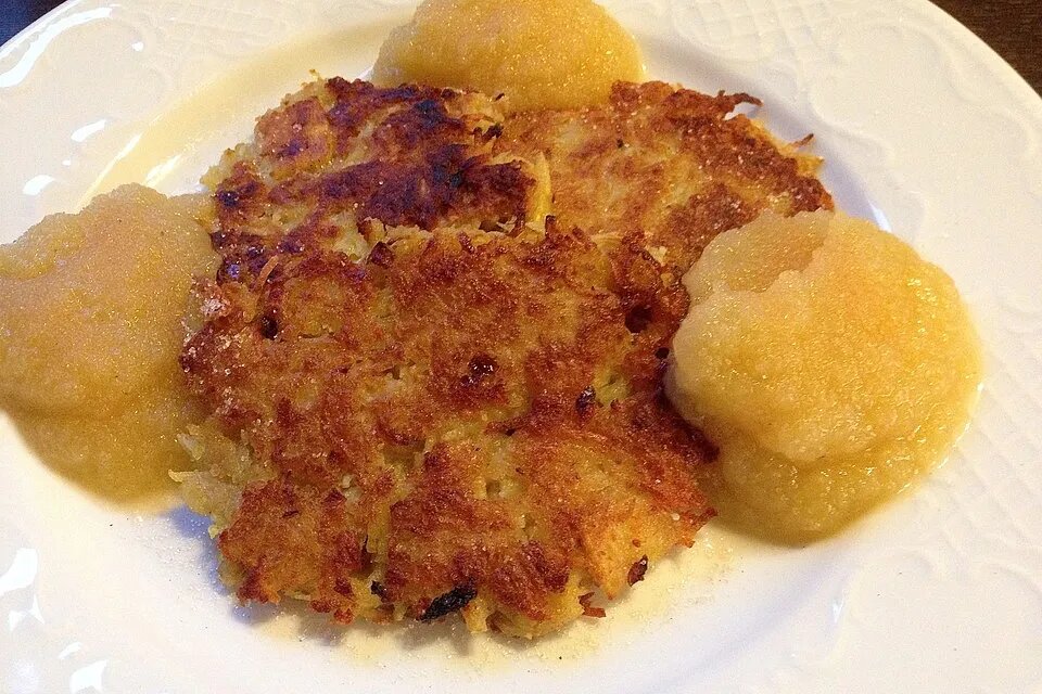 Kartoffelpuffer served with pink applesauce Apfelmus – a traditional combination recorded in the book Great German Recipes. (Source: chefkoch.de)