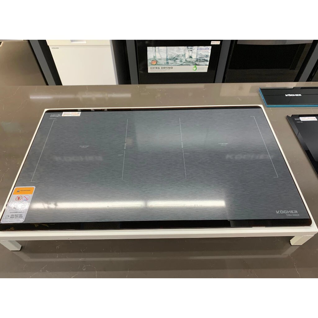 Bếp sử dụng khung inox để chuyển bếp dương thành bếp âm mà vẫn giữ được thẩm mỹ