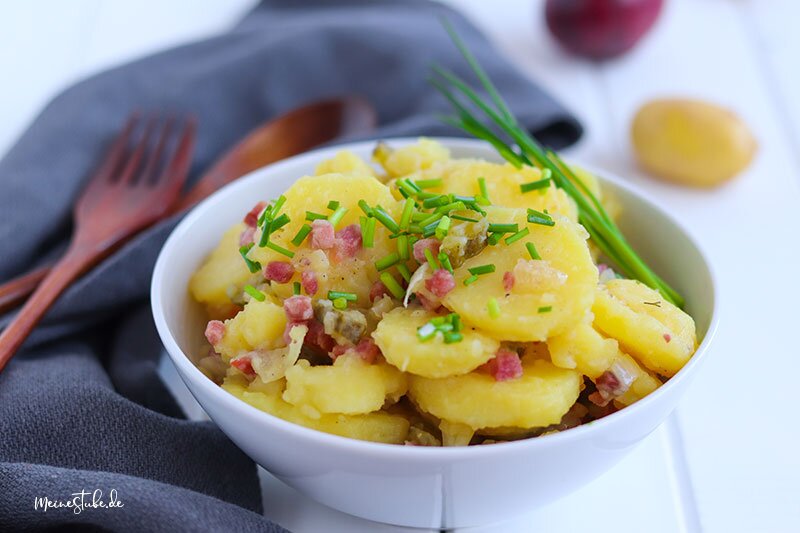 Warm Kartoffelsalat with bacon and green onions. (Source: meinestube.de)