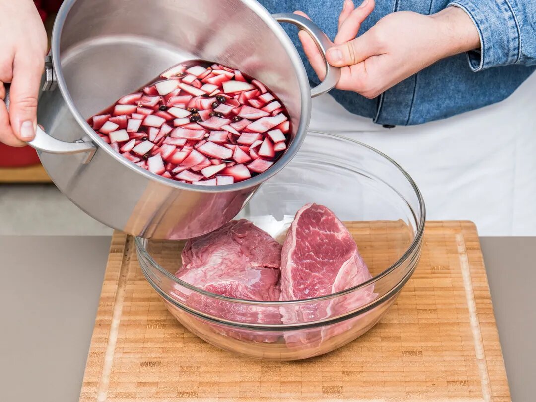 Soaking the meat in the marinade. (Source: kitchenstories.com)