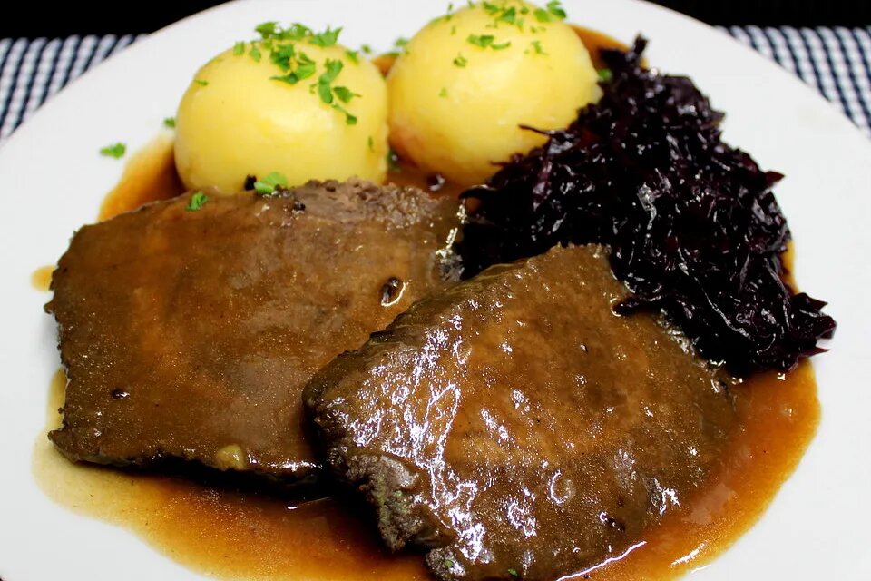 Traditional Sauerbraten is often served with potato pancakes Kartoffelpuffer and braised red cabbage Rotkohl. (Source: chefkoch.de)