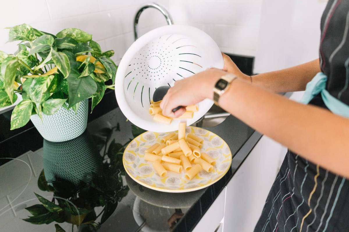 Máy rửa bát nằm gần khu vực nấu giúp rút ngắn thời gian di chuyển khi thu dọn nồi chảo, dụng cụ