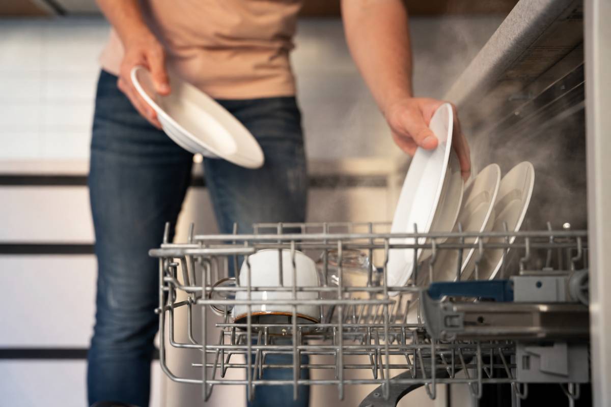 Hơi nóng và độ ẩm từ máy rửa bát có thể ảnh hưởng đến bếp từ