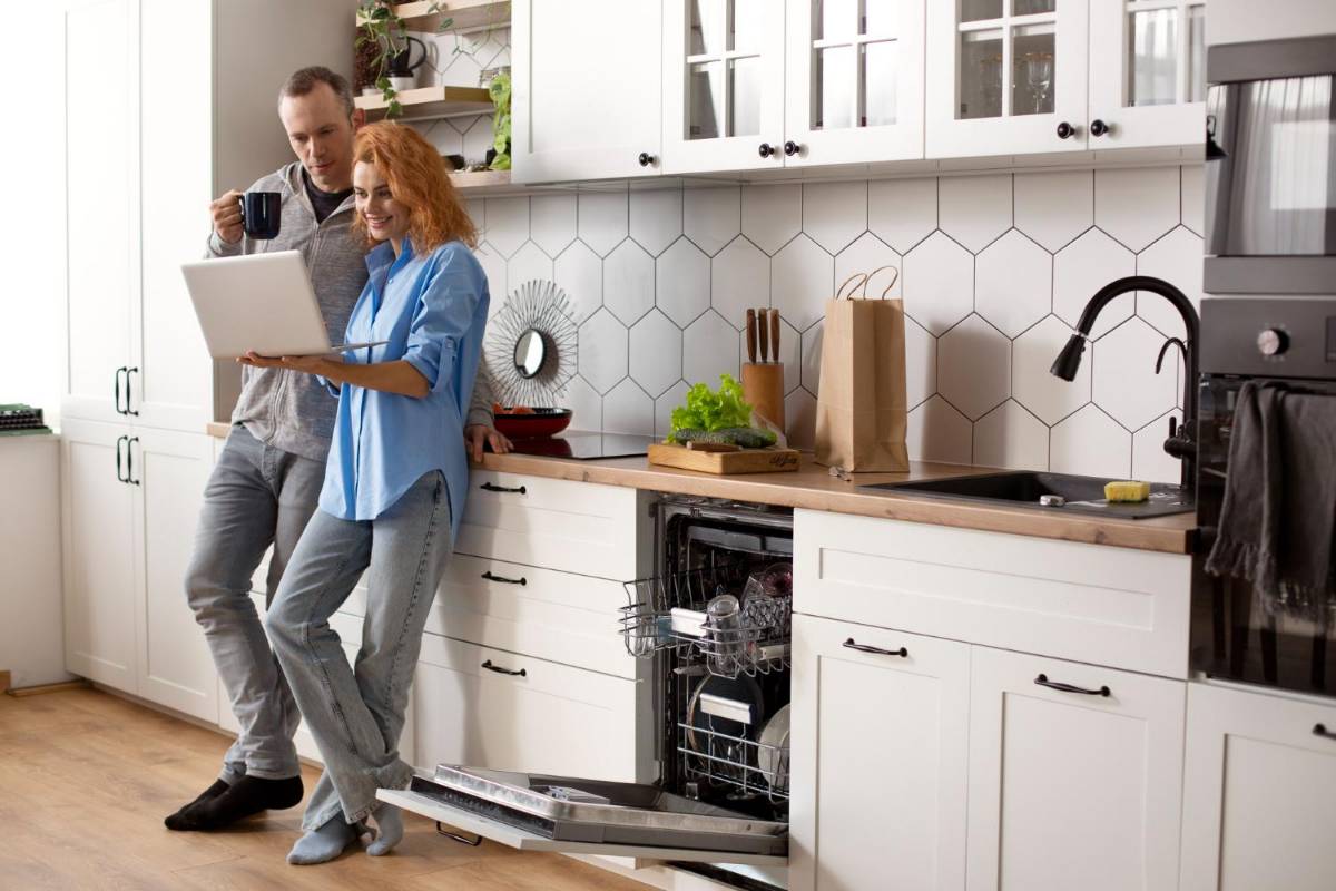 Có thể lắp máy rửa bát ở khoang tủ cạnh chậu rửa